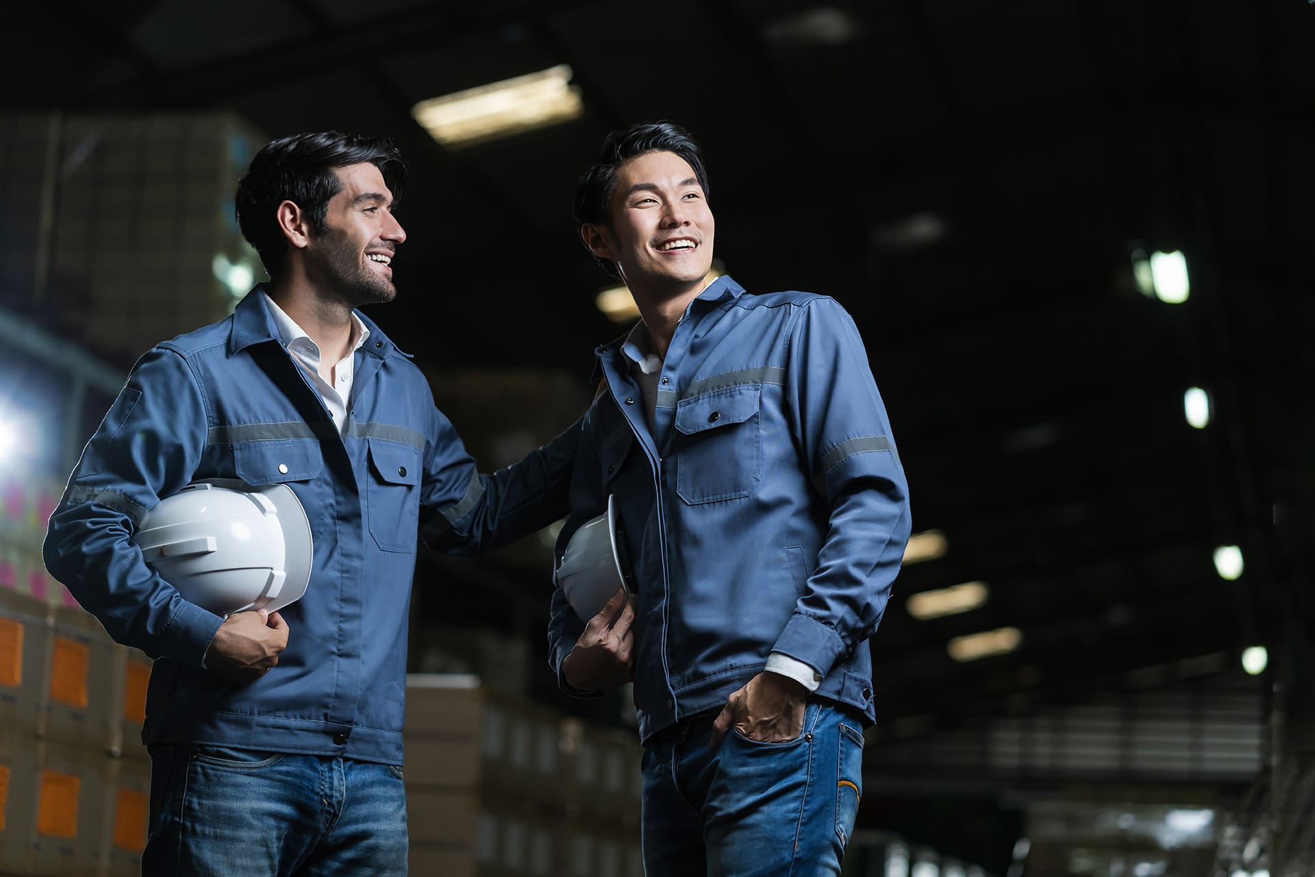 Ryder Pump relax casual male asian caucasian engineer staff worker uniform happy conversation after work warehouse distribution background2 Máy bơm công nghiệp chính hãng